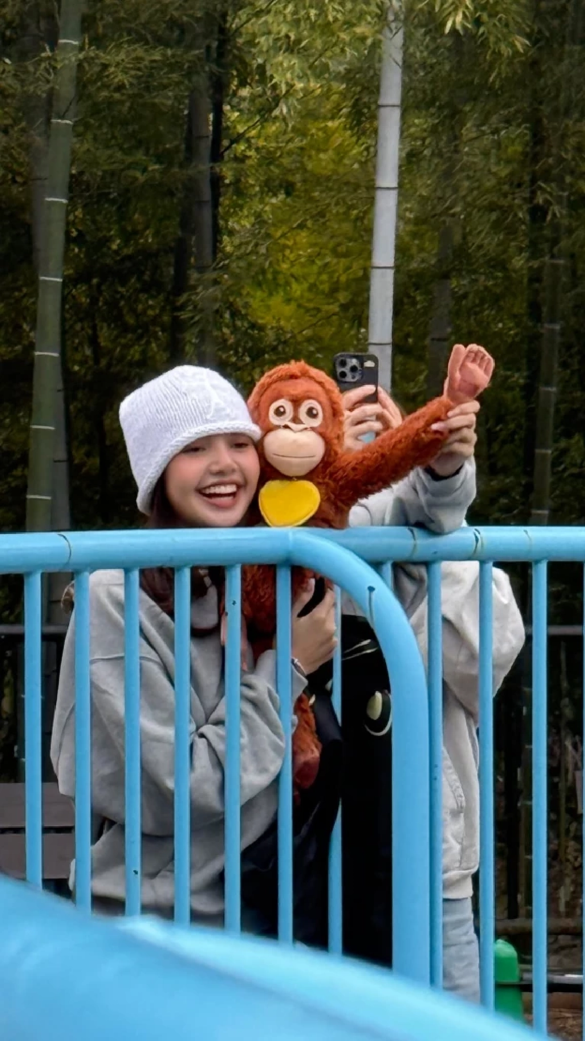 โมเมนต์อบอุ่น “ลิซ่า” เช็กอินสวนสัตว์  ให้กำลังใจ “พันซ์คุง”