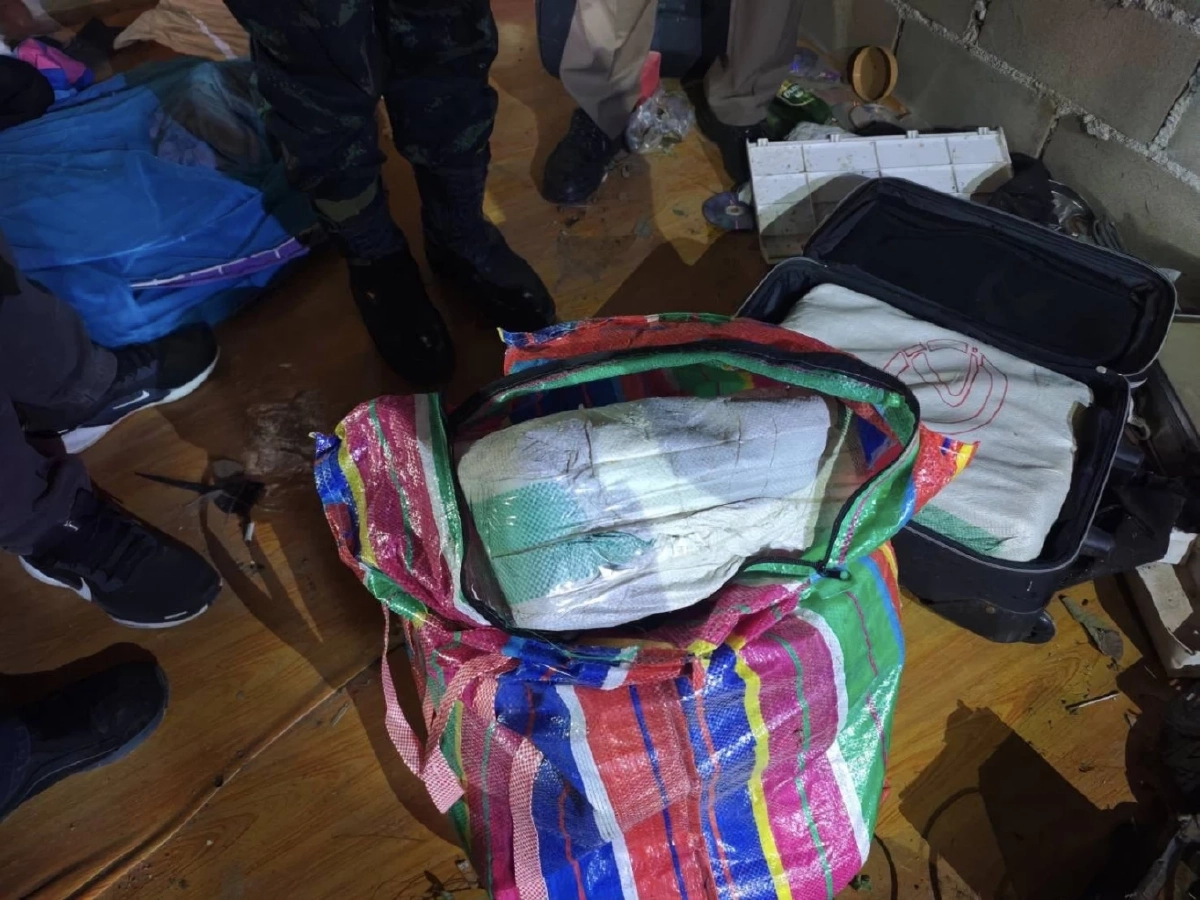 ฉก.ทัพเจ้าตาก บุกตรวจบ้านเช่าแม่สาย ยึดยาบ้า 375,600 เม็ด