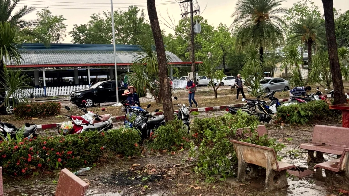 พายุถล่มน้ำโสมหลังคาปลิวฟาดสายไฟดับทั้งเมือง กีฬา อบต. หนีวุ่น