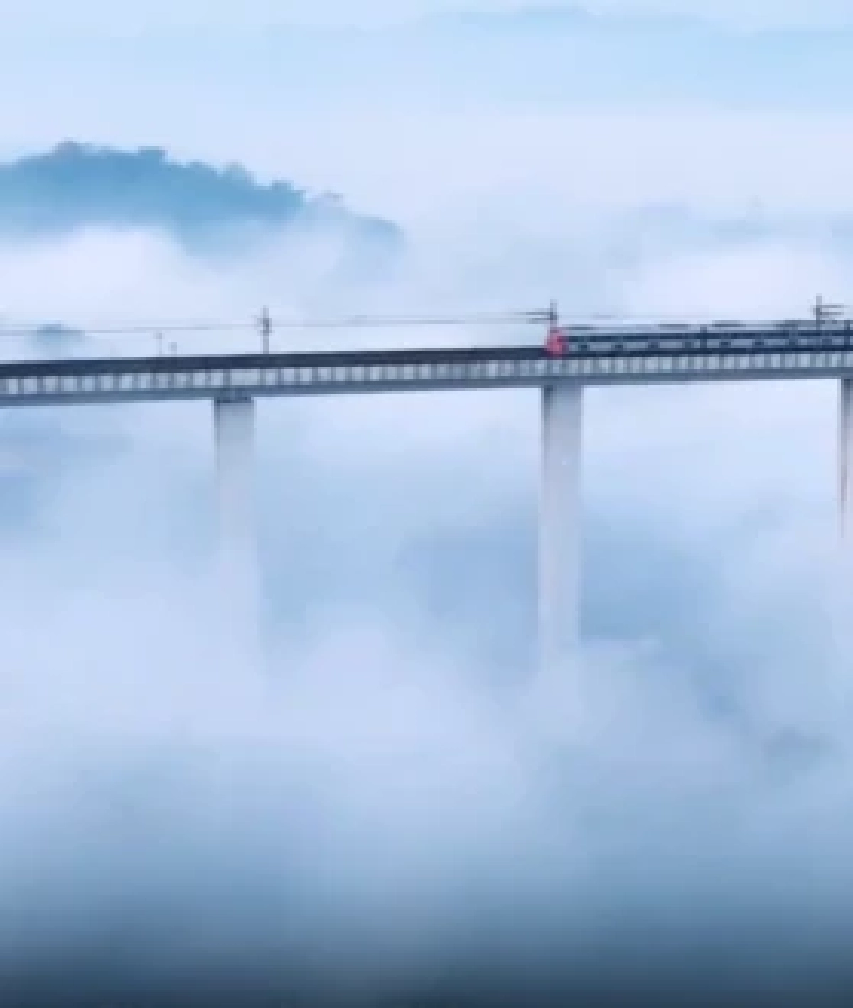 ราวกับเทพนิยาย ชมภาพรถไฟฉงชิ่งทะยานเหนือทะเลหมอก ดั่งวิ่งอยู่บนท้องฟ้า