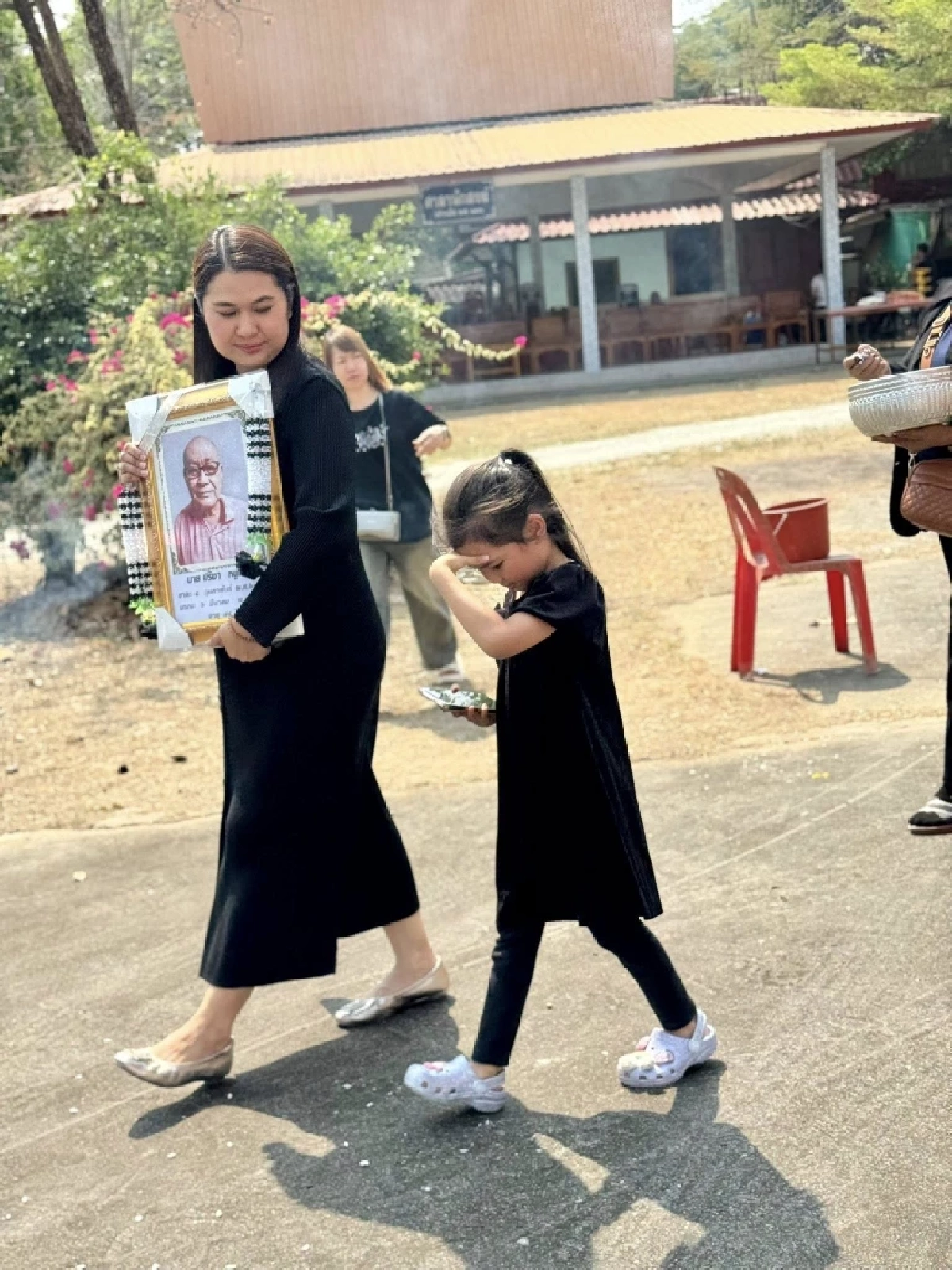 เศร้า "จูน เพ็ญชุลี" สูญเสียครั้งใหญ่ อาลัยซึ้ง แฟนๆ แห่ส่งกำลังใจ