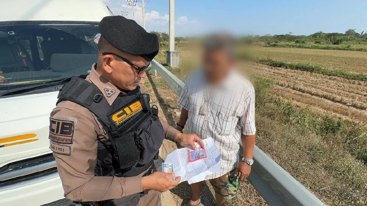 จนมุม! รถตู้แปะเลขปีภาษีปลอมตบตาตำรวจ อ้างทำมาแล้ว 1 เดือน