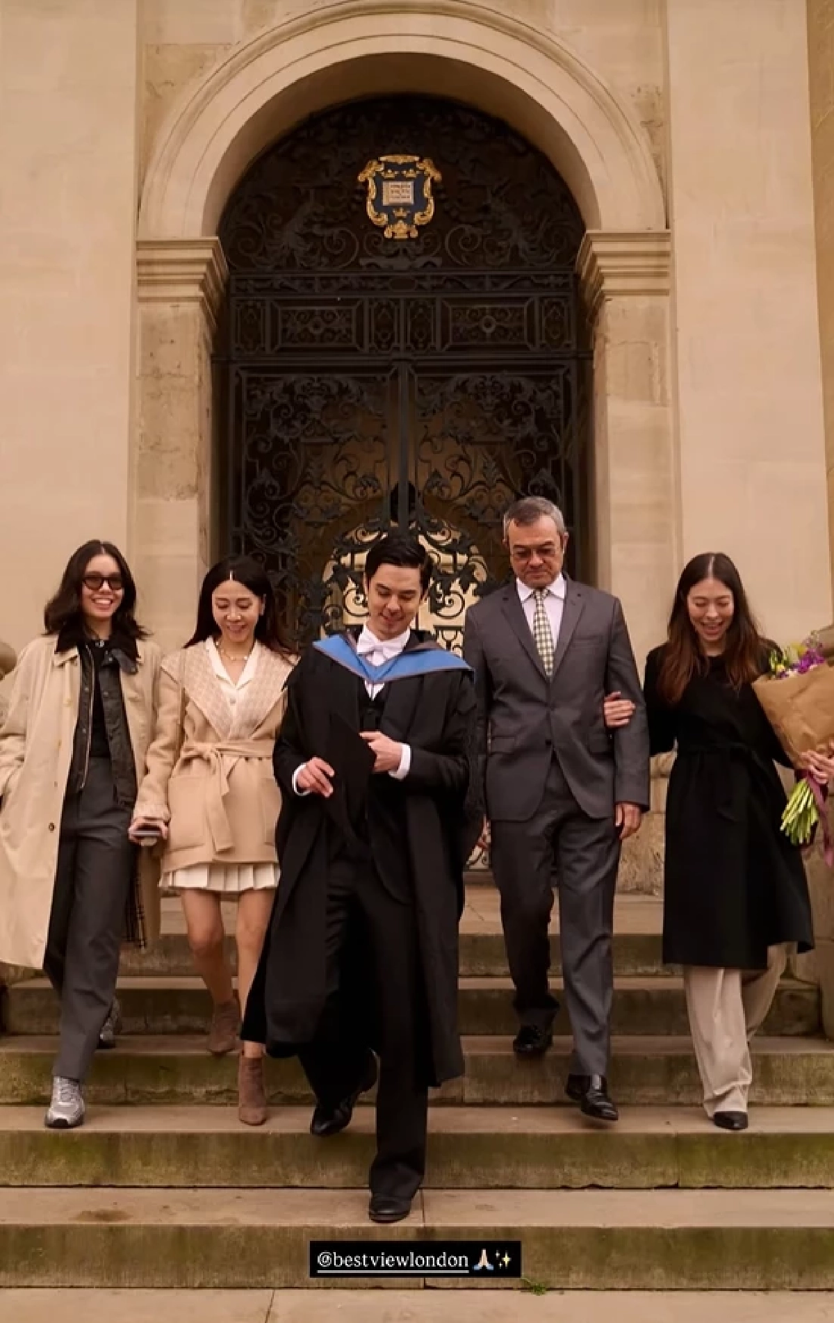 เก่งไม่ธรรมดา! “พีช พชร” จบโทใบที่ 2 ครอบครัวร่วมฉลองความสำเร็จ