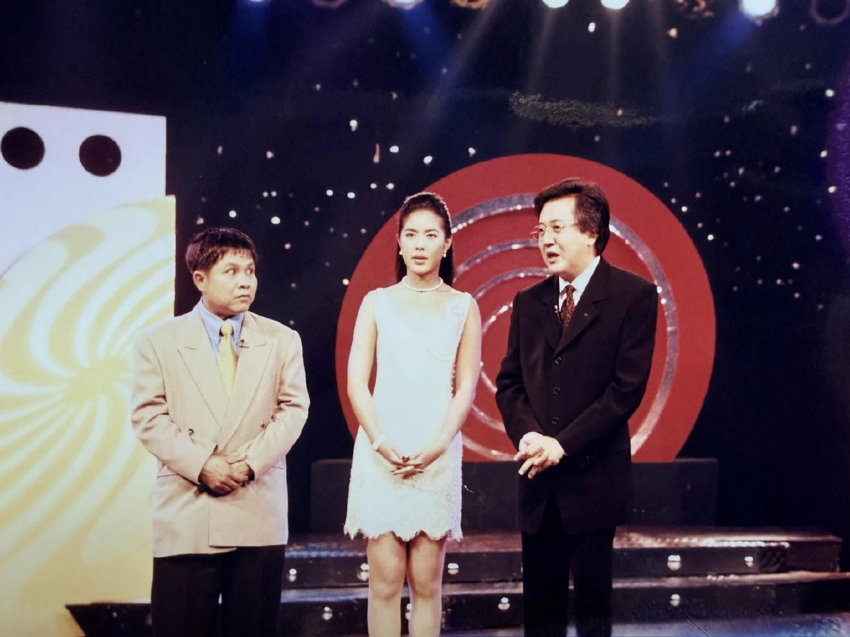 "เด๋อ ดอกสะเดา" ร่ำไห้ทันที เห็นดาราสาวที่ไม่ได้ติดต่อ 30 ปี มาเยี่ยม