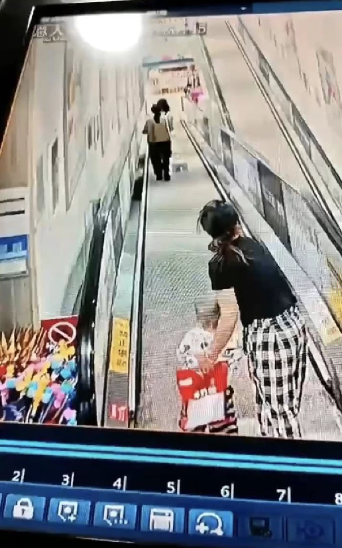 ระทึกกลางห้าง ปล่อยรถของเล่นไหลพุ่งลงบันไดเลื่อน ชนแม่อุ้มทารก