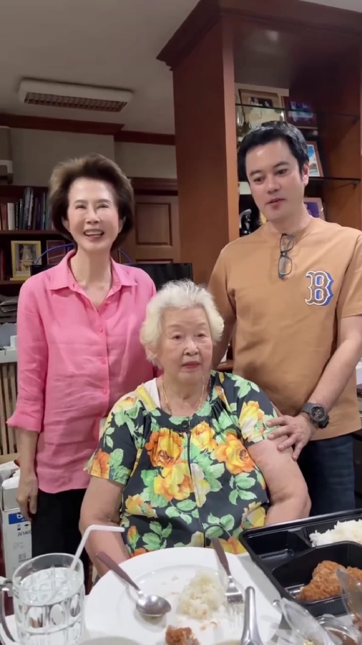 “ดวงดาว จารุจินดา” เผยโมเมนต์อบอุ่น ฉลองวันเกิดคุณแม่วัย 97 ปี