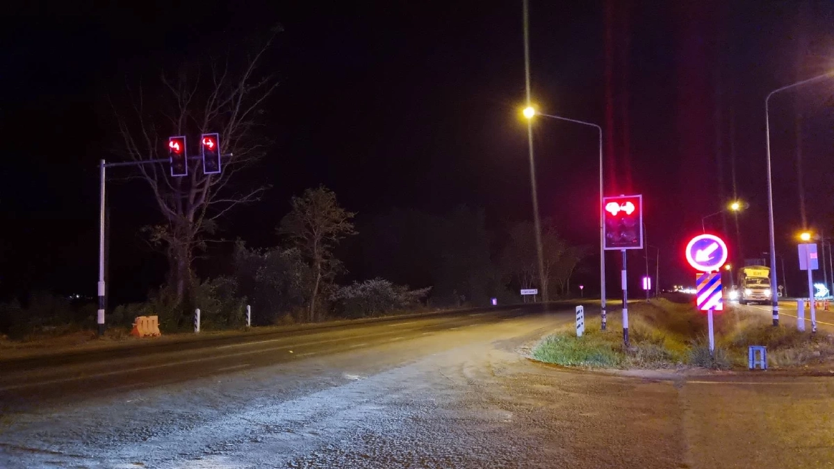 สลด! รถพ่วงบรรทุกปุ๋ยชนรถขนหมู ยับ 4 คันซ้อน หมูดับเกลื่อน