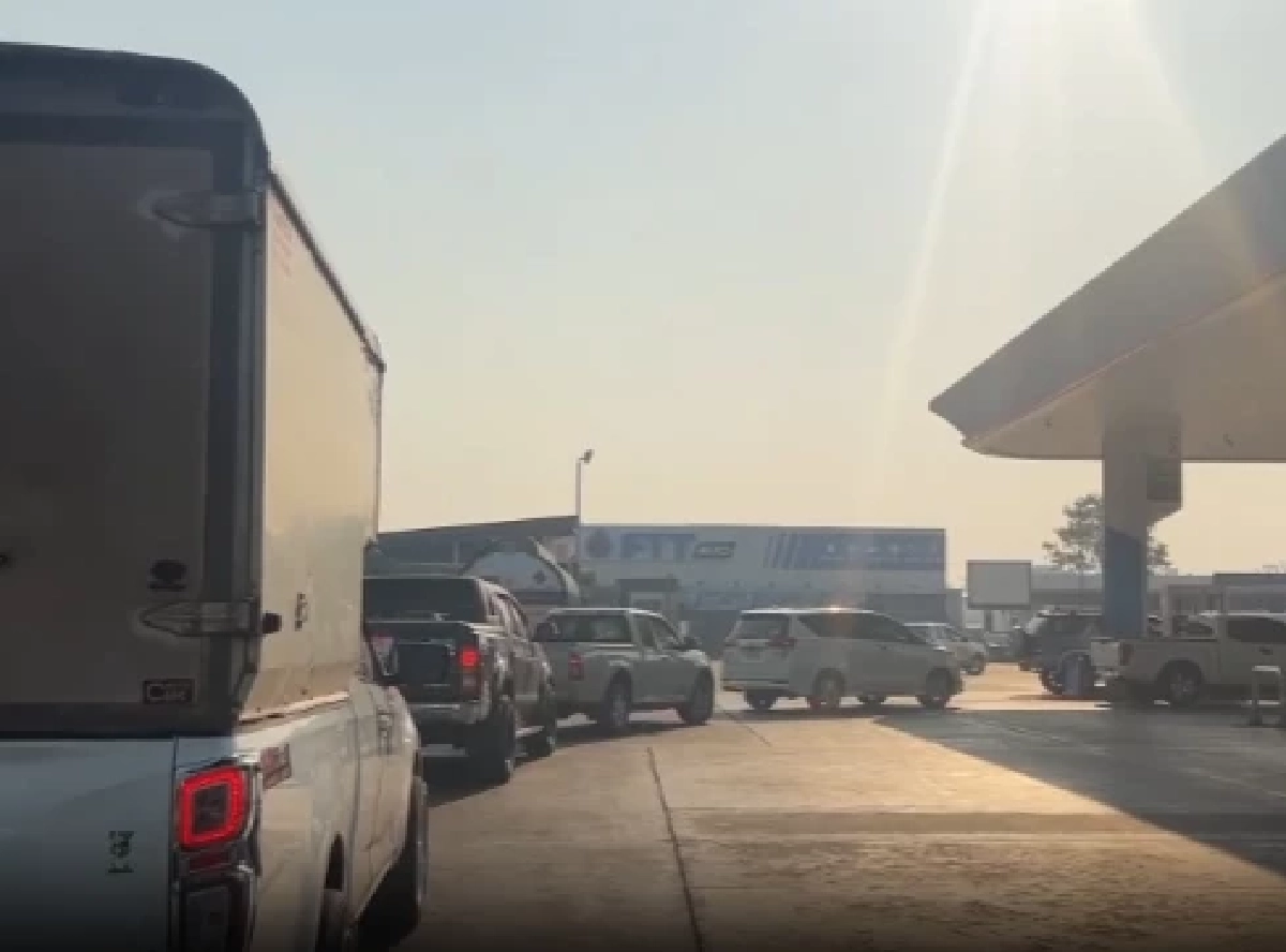 ชาวเชียงใหม่จำใจต่อคิวเติมน้ำมัน แม้ราคาพุ่งพรวดเดียว 6 บาทต่อลิตร