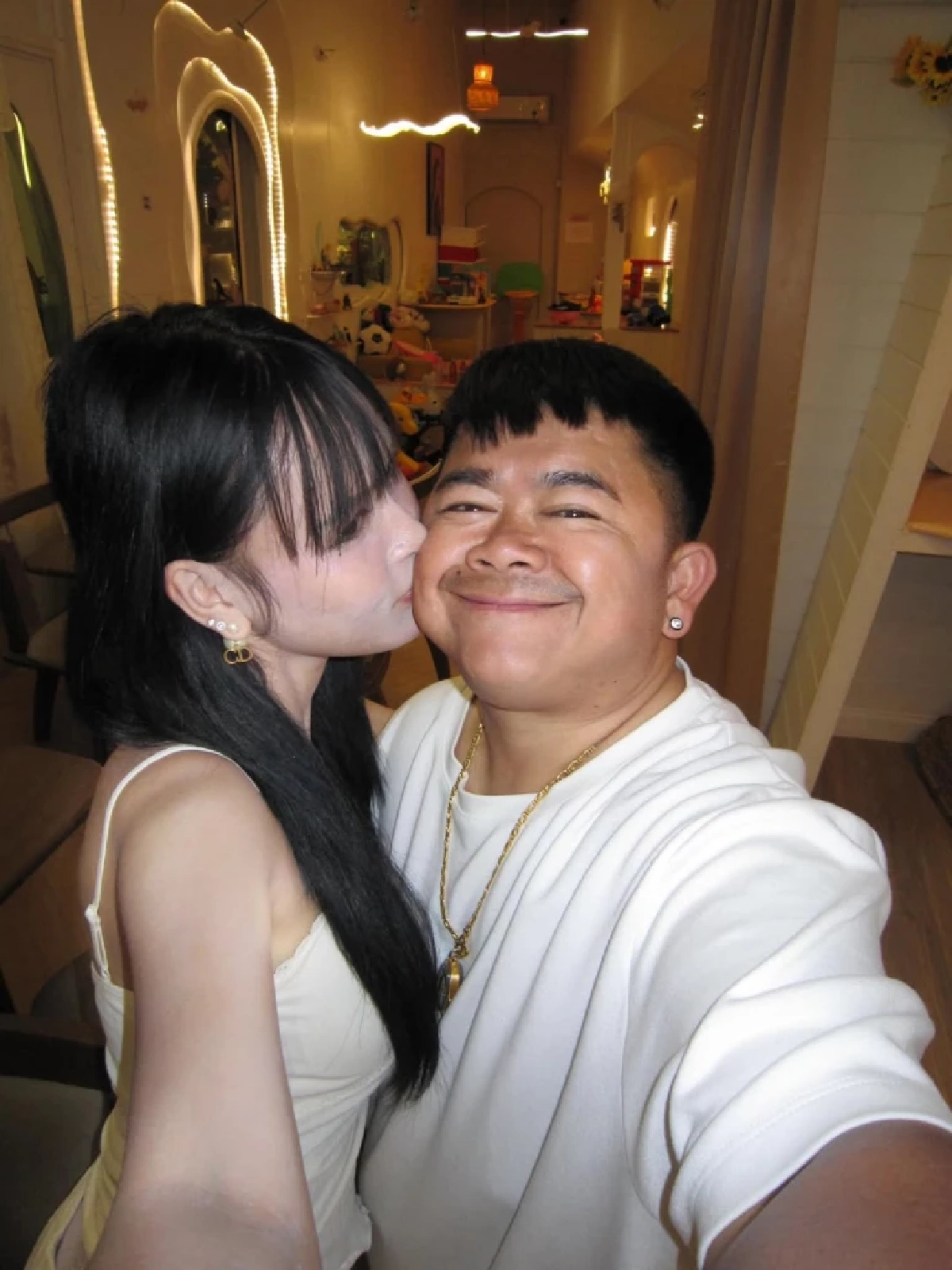 คนโสดตายเรียบ “โก๊ะตี๋” เสิร์ฟโมเมนต์หอมแก้มสุดฟิน หลังรีเทิร์น