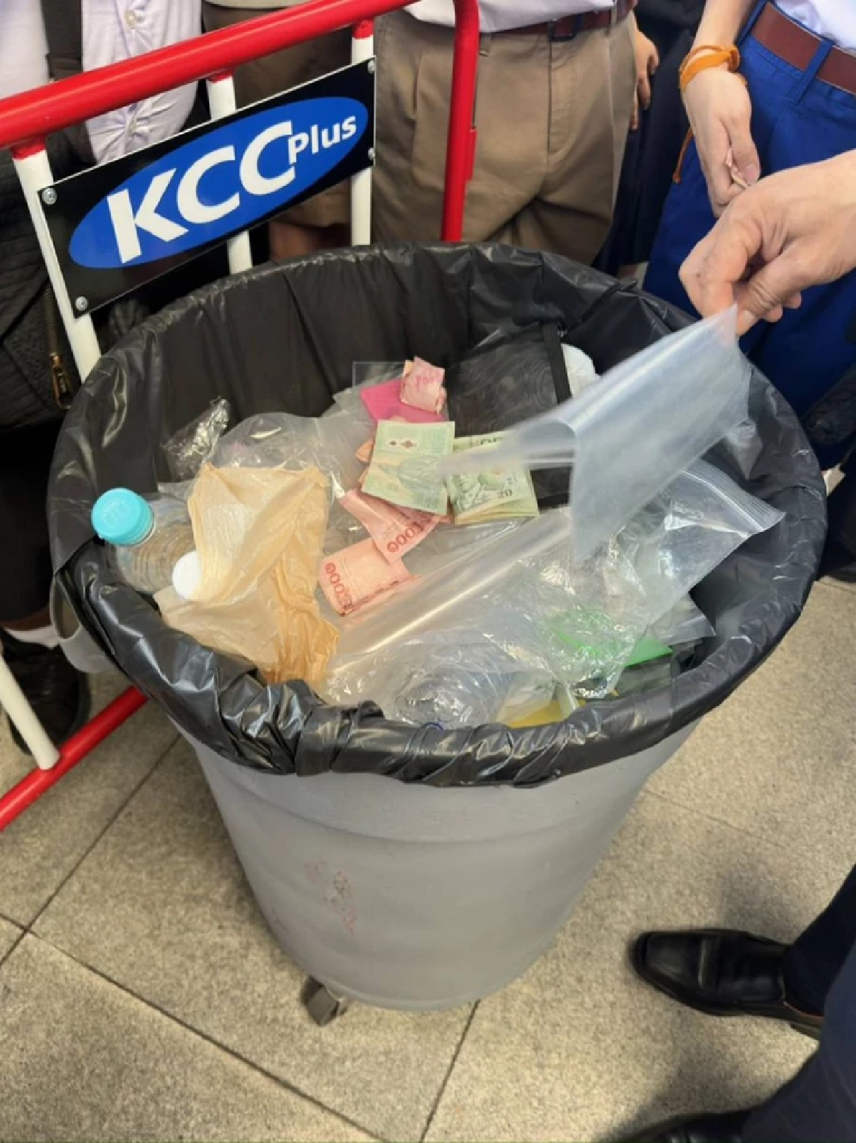 เฉลยแล้ว ดราม่า สอบเตรียมอุดมฯ ทิ้งเงินลงถังขยะ ที่แท้โอละพ่อ