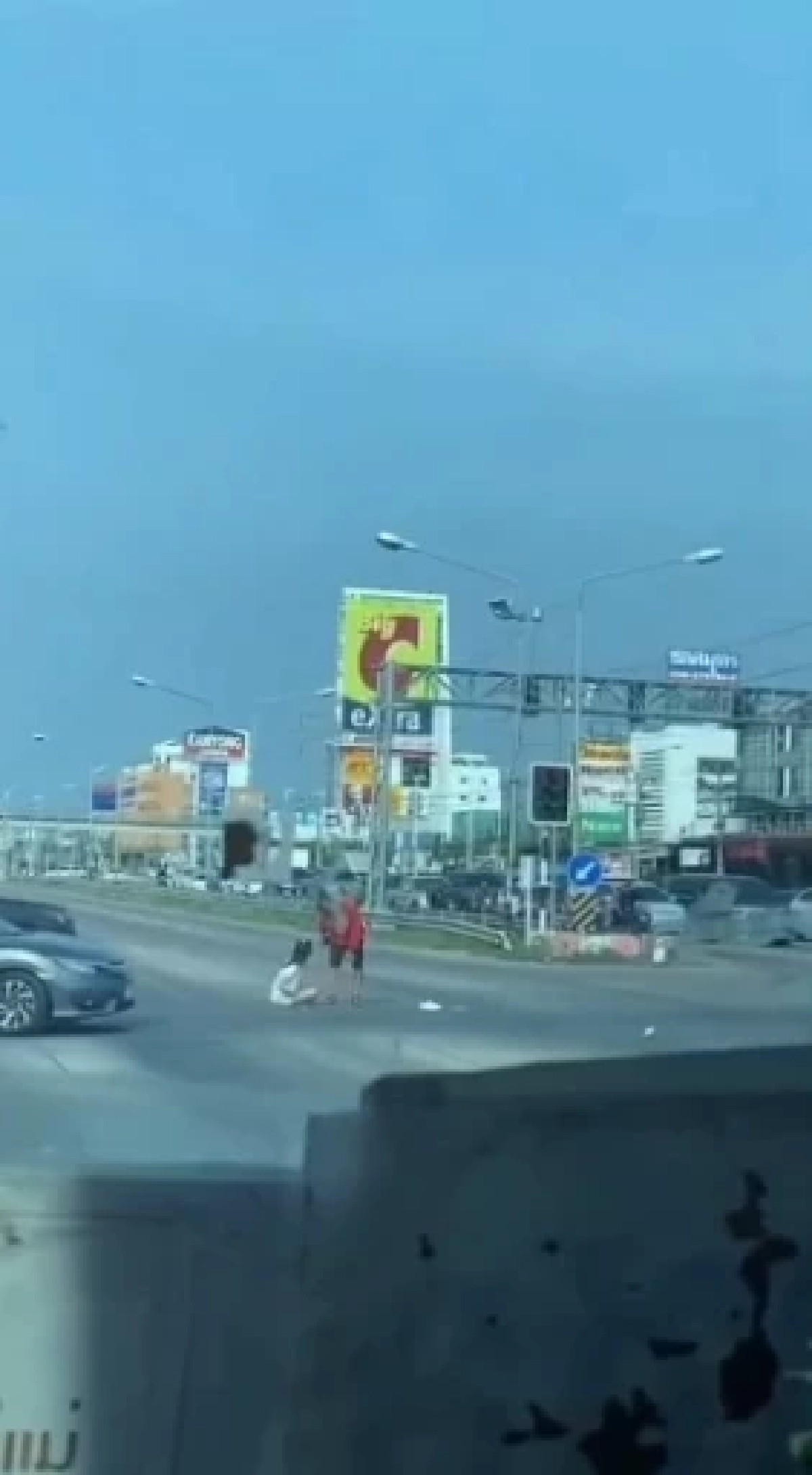 คู่รักงอนสาวนั่งประชดกลางแยกไฟแดงชลบุรี ทำรถติดขัดกลางแดดร้อน