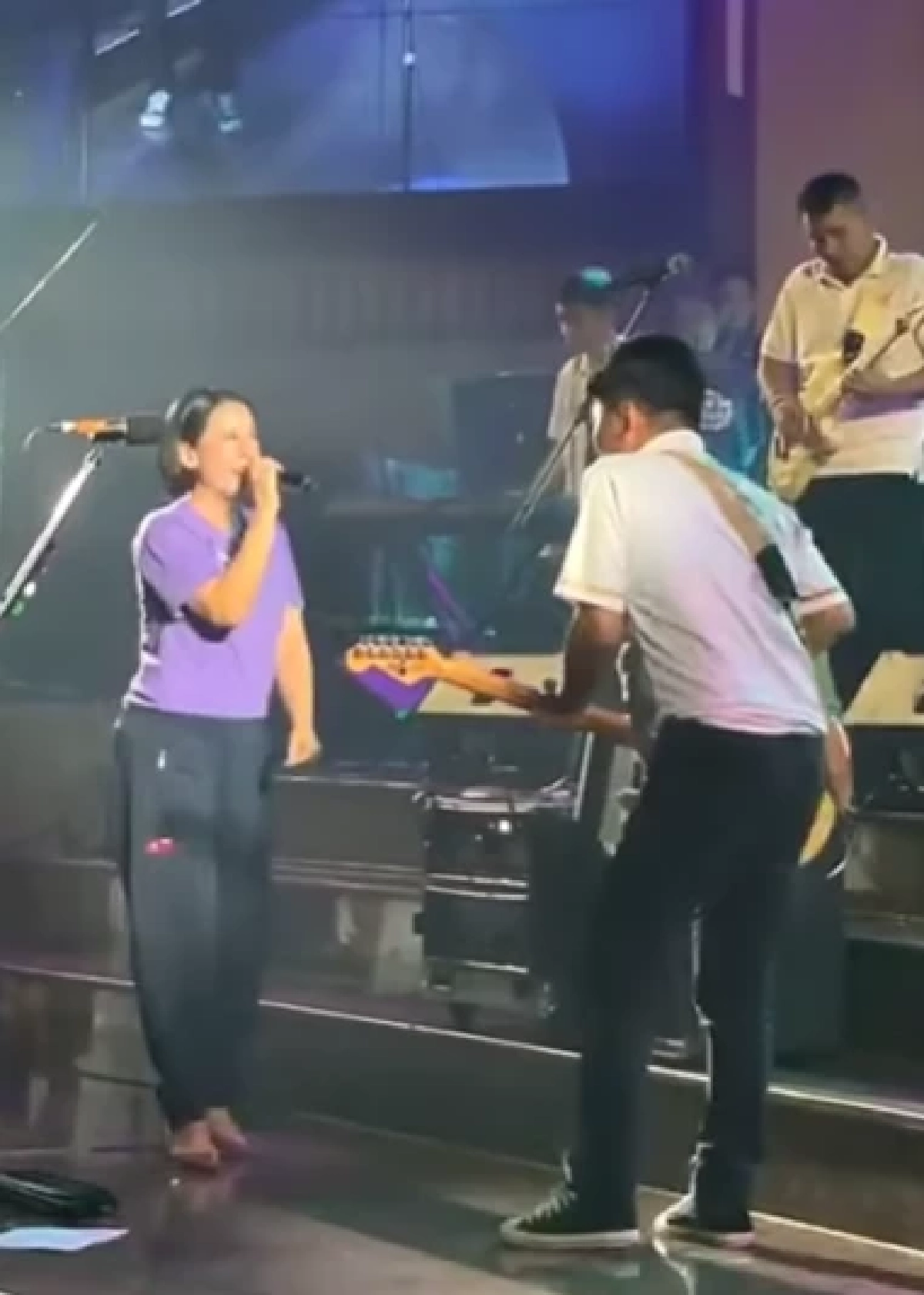 ส่องภาพล่าสุด ปุ๊กกี้ ปริศนา ขึ้นเวทีร้องเพลง เสก โลโซ เล่นกีตาร์ให้