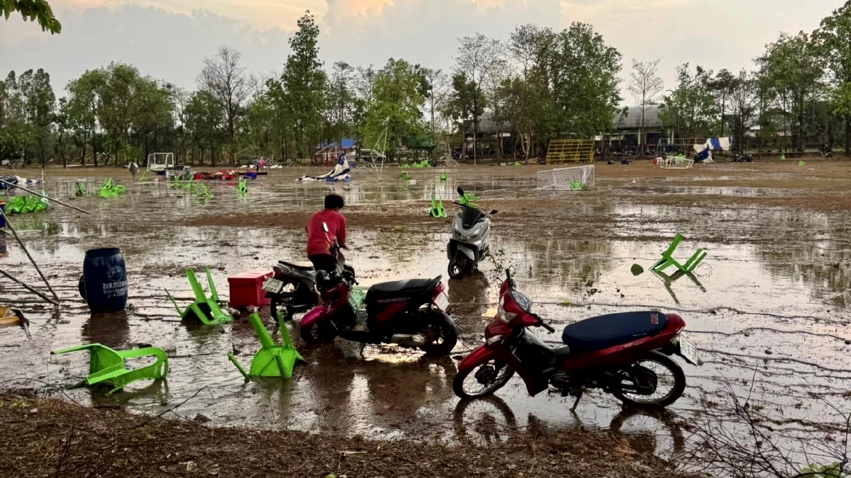 พายุถล่มน้ำโสมหลังคาปลิวฟาดสายไฟดับทั้งเมือง กีฬา อบต. หนีวุ่น