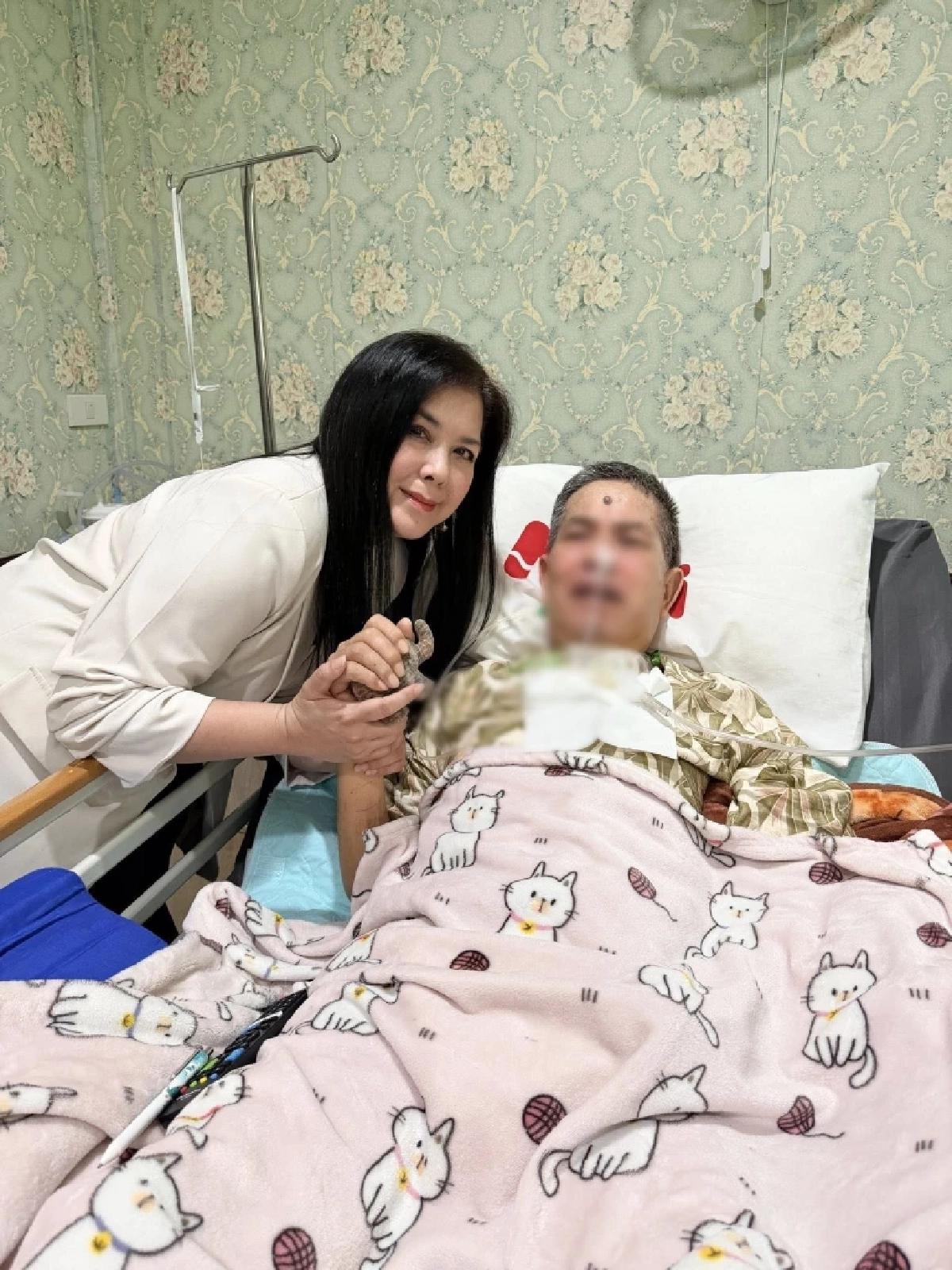 "เด๋อ ดอกสะเดา" ร่ำไห้ทันที เห็นดาราสาวที่ไม่ได้ติดต่อ 30 ปี มาเยี่ยม