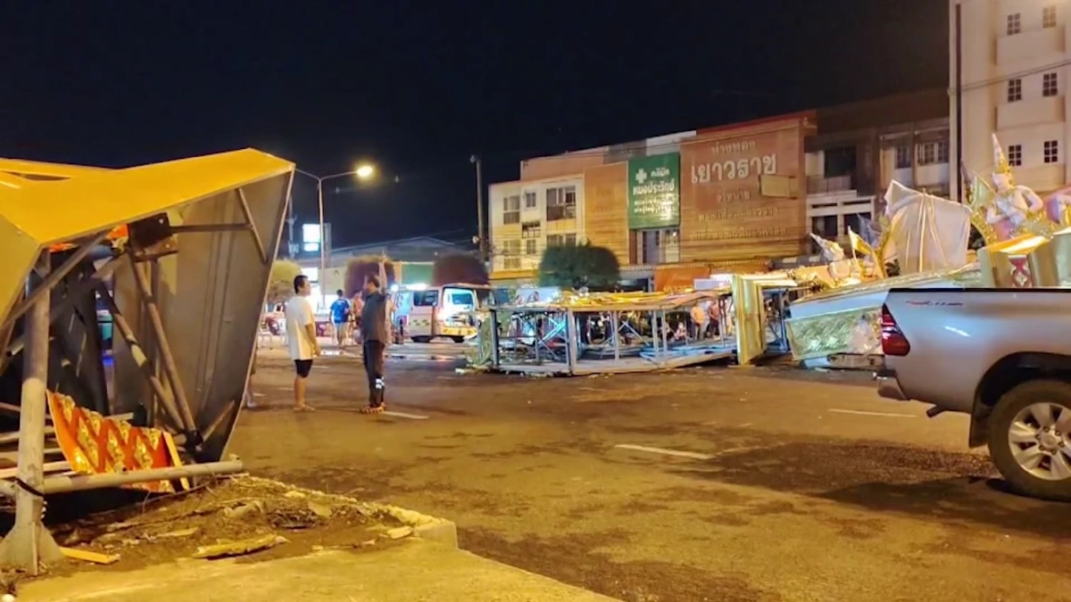 พายุถล่มขุขันธ์ซุ้มประตูเมืองพังยับขวางถนน 4 เลน โชคดีไร้เจ็บ