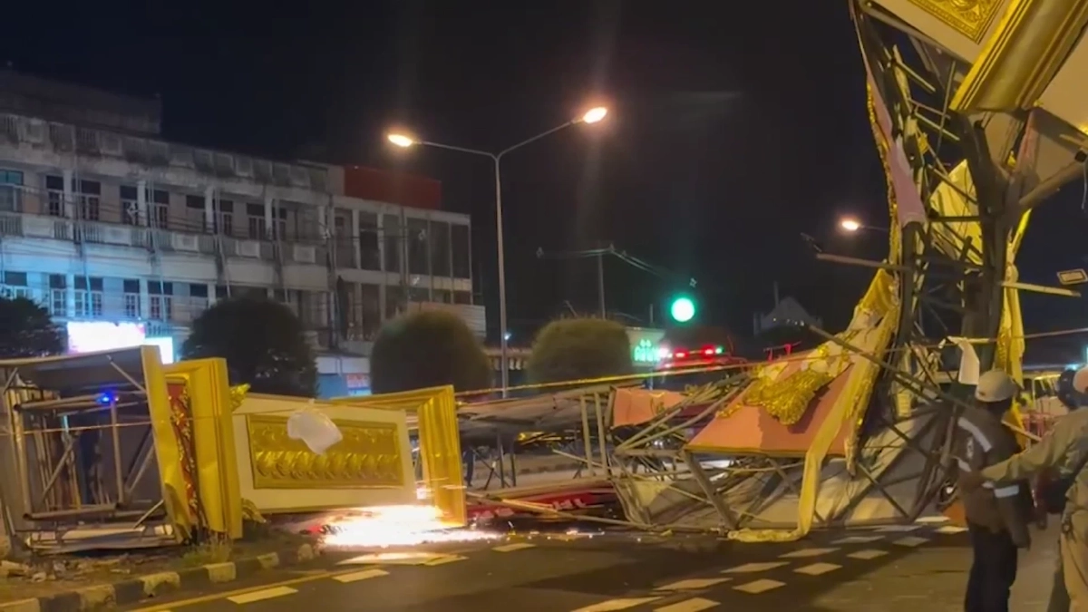 พายุถล่มขุขันธ์ซุ้มประตูเมืองพังยับขวางถนน 4 เลน โชคดีไร้เจ็บ