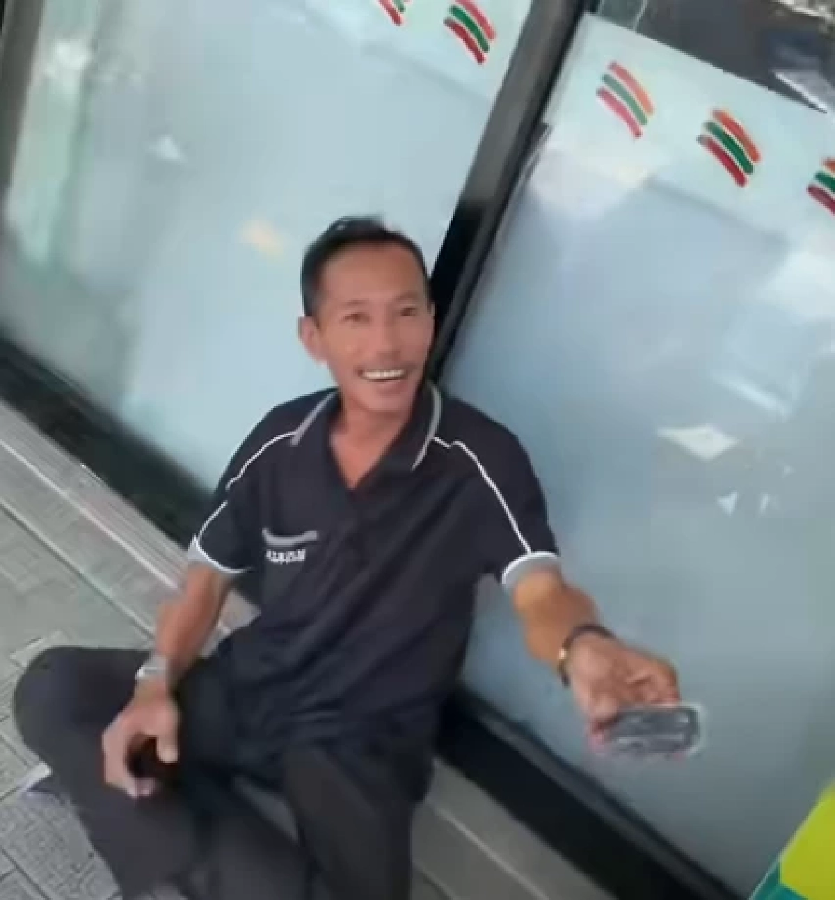 หายสงสัยอาชีพแท้จริง ชายนั่งหน้าร้านสะดวกซื้อ รู้แล้วเป็นใคร