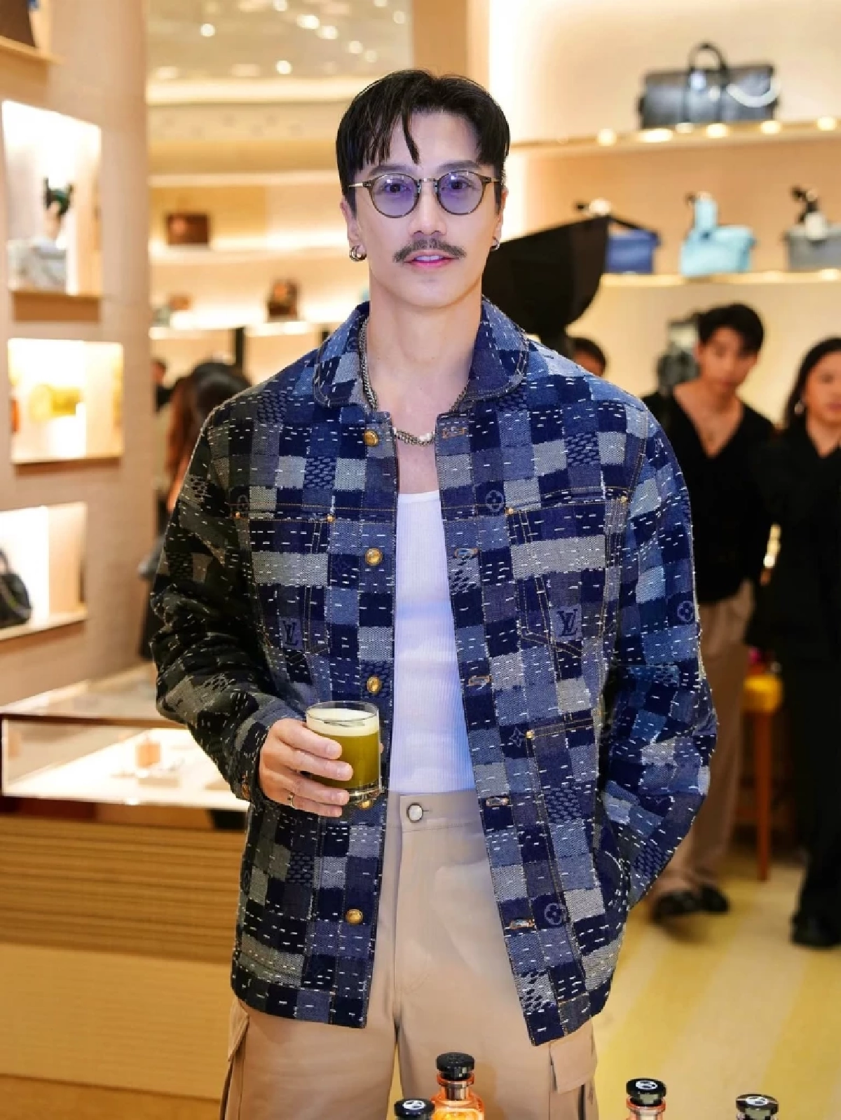 ใครจะเชื่อ! ภาพล่าสุดชายวัย 60 หล่อฟิตจนกลายเป็นไวรัล