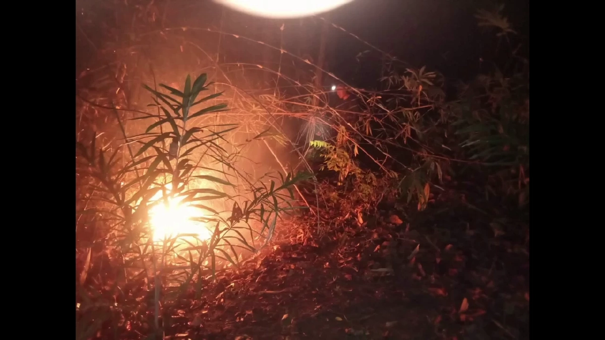 โดรนแฉภาพชายชุดดำลอบเผาป่าดอยสะเก็ด จนท.ระดมกำลังไล่ล่า