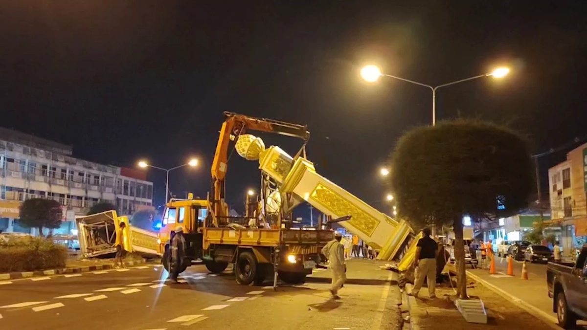 พายุถล่มขุขันธ์ซุ้มประตูเมืองพังยับขวางถนน 4 เลน โชคดีไร้เจ็บ