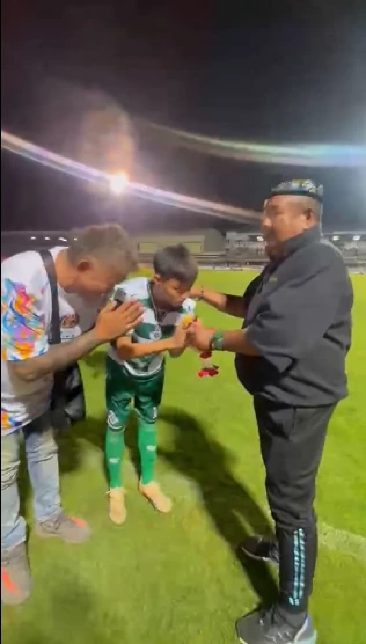 ไม่ทิ้งกันยามลำบาก เผยโฉมนักเตะย้ายตาม "อ.สกล" ไปโรงเรียนใหม่