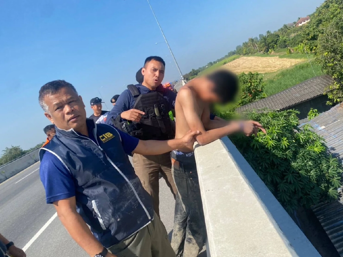 รวบหนุ่ม 17 ลัก จยย.พกปืน ซิ่งหนีขึ้น M81 สุดท้ายไม่รอด!