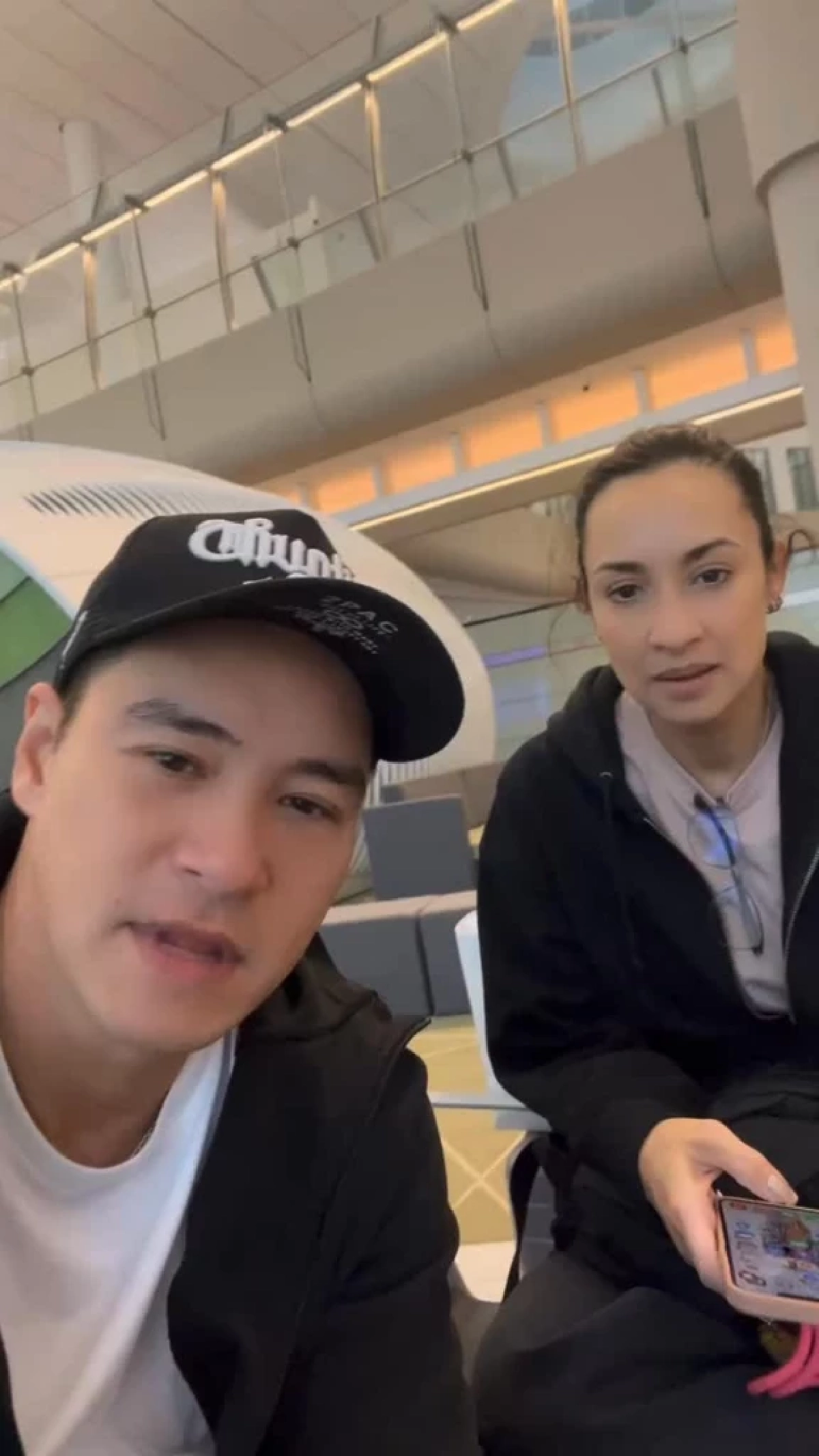 เหมือนอยู่ในหนัง "ปีเตอร์-แคทรียา" เจอเหตุไม่คาดคิดในสนามบิน