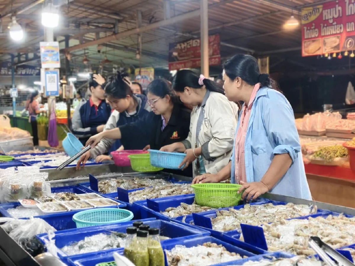 ช่วยชาวบ้าน! เจ๊เล็กทะเลสดเปิดขายราคาถูกสวนค่าน้ำมัน