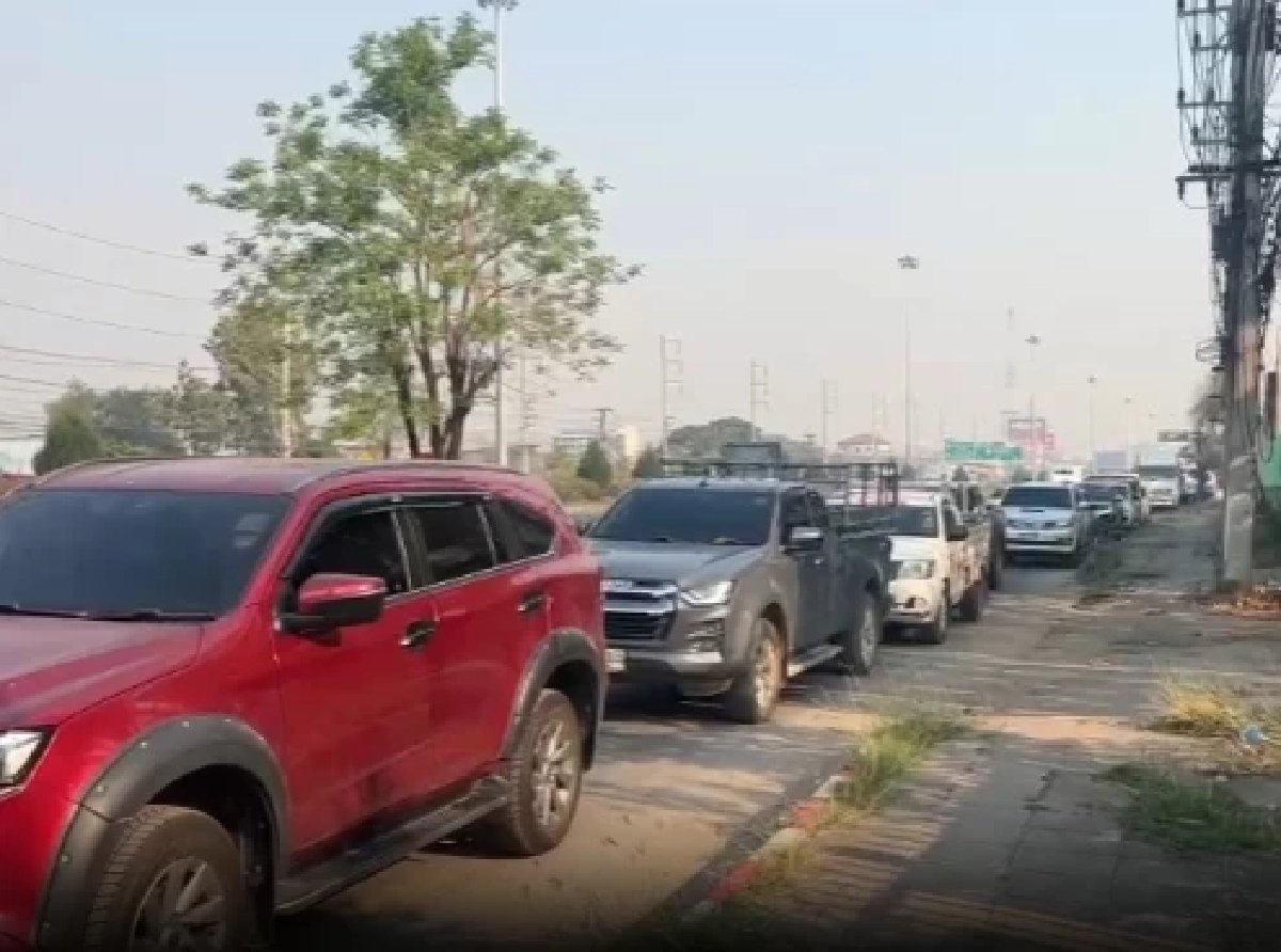 ชาวเชียงใหม่จำใจต่อคิวเติมน้ำมัน แม้ราคาพุ่งพรวดเดียว 6 บาทต่อลิตร