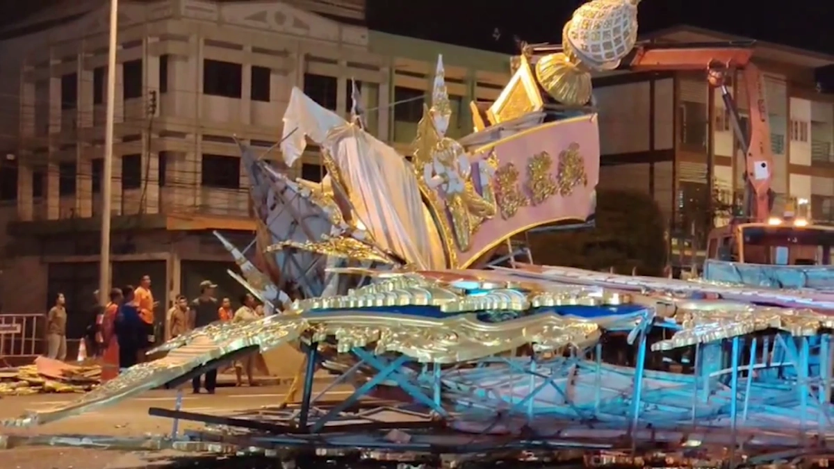 พายุถล่มขุขันธ์ซุ้มประตูเมืองพังยับขวางถนน 4 เลน โชคดีไร้เจ็บ