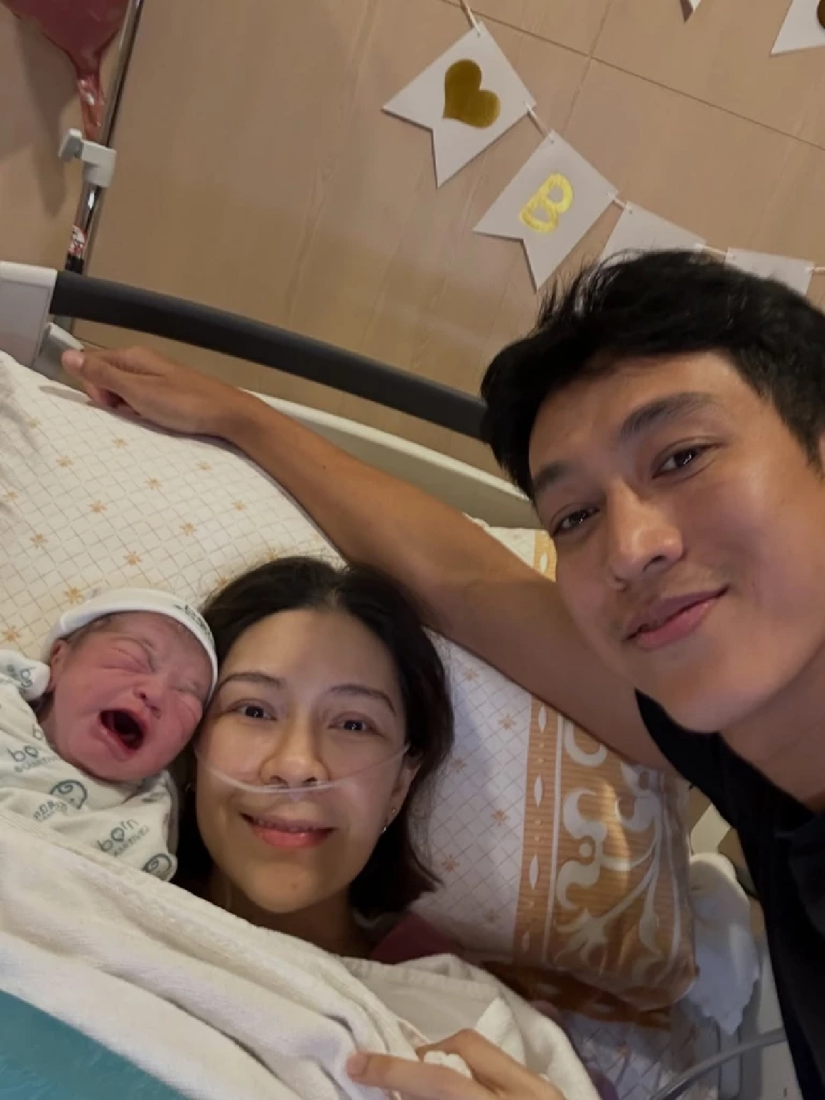 โมเมนต์คุณพ่อมือใหม่ “กอล์ฟ” น้ำตาซึม ช่วยภรรยาคลอดธรรมชาติ