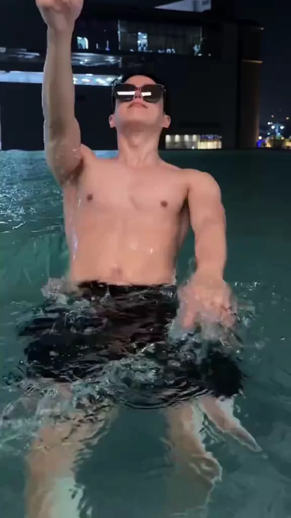  “นนกุล” อวดหุ่นแน่นรับสงกรานต์ ชาวเน็ตแซว “แอฟ” จะว่ายังไง