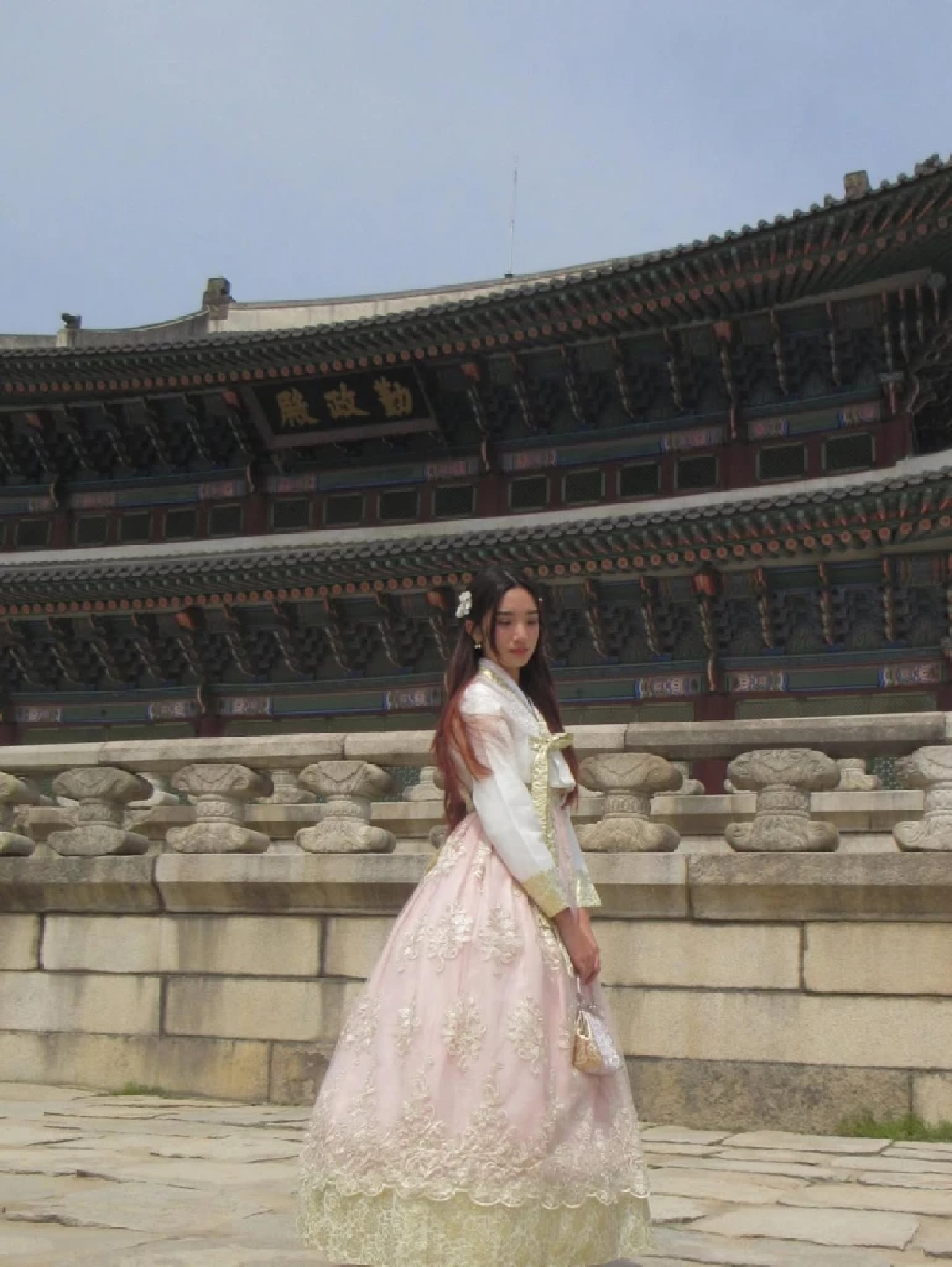 ออร่าพุ่ง “น้องณดา” เช็กอินเกาหลีในชุดฮันบก ชาวเน็ตแห่ชม