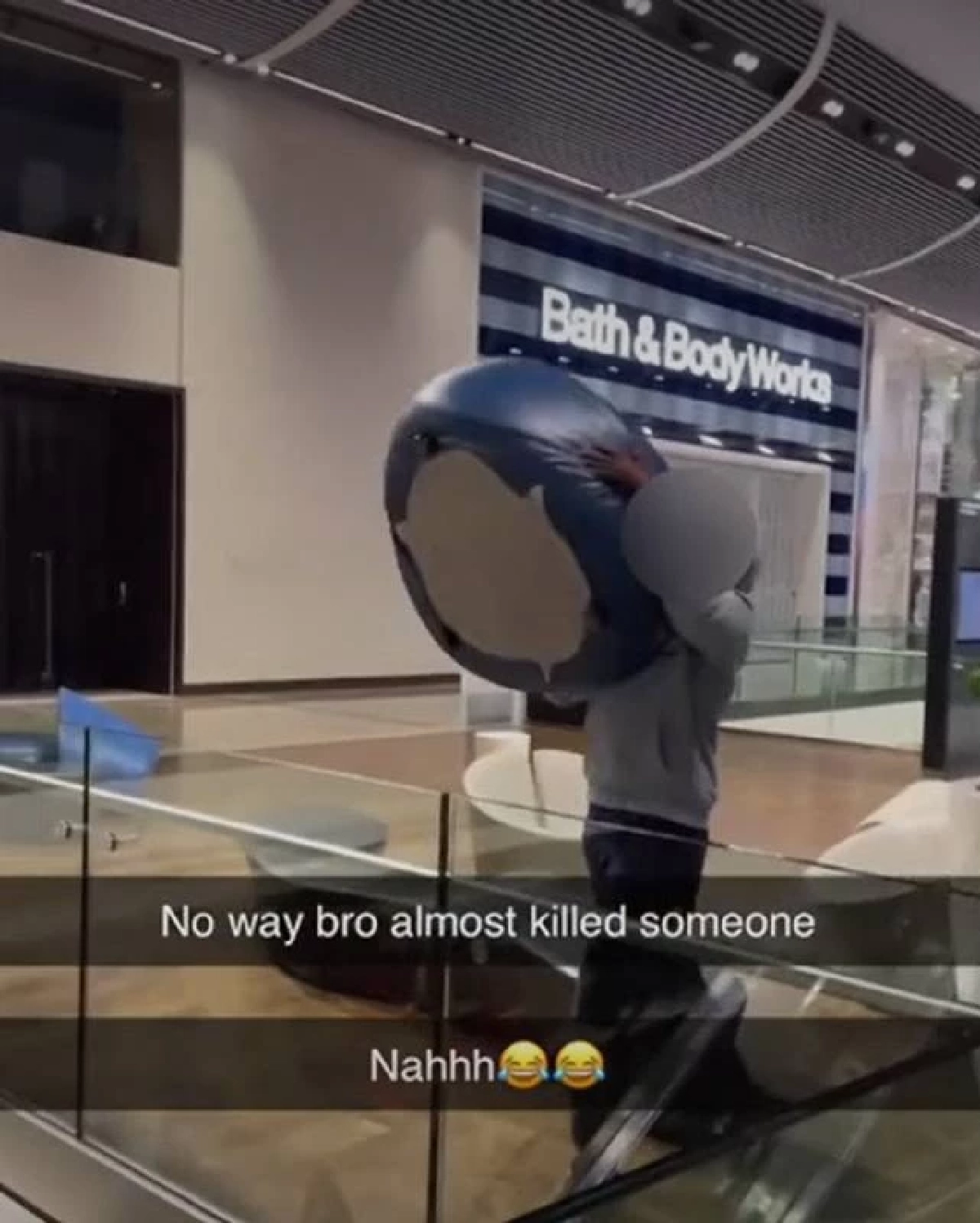 วัยรุ่นห้าว โยนเก้าอี้น้ำหนัก 15 กก. ไปชั้นล่างที่มีคนเดินเยอะๆ