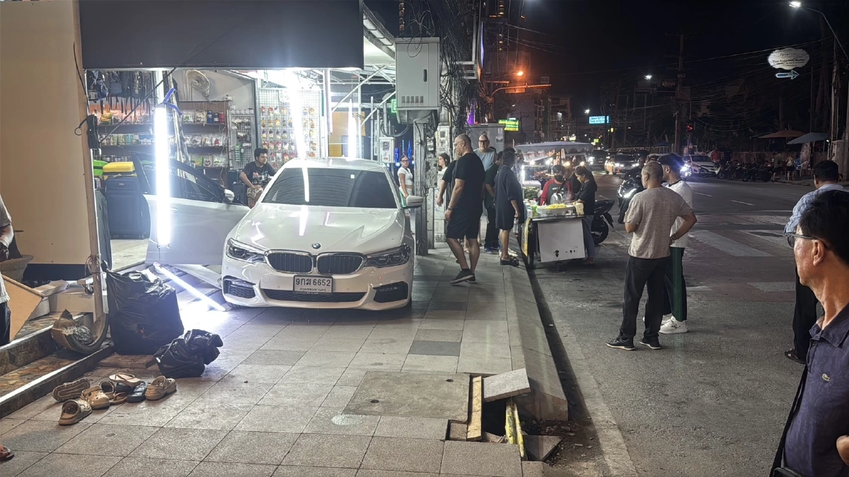 ระทึก BMW ถอยชนคนบนฟุตบาทพัทยา ส่งผลบาดเจ็บระนาว 5 ราย