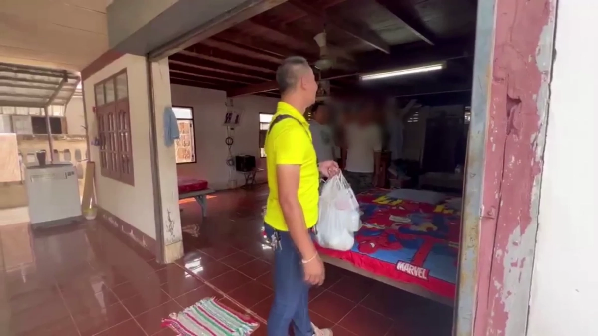 สสจ.สกลนครบุกรวบหมอเถื่อนเปิดรักษา 10 ปี ฟัน 4 ข้อหาหนัก