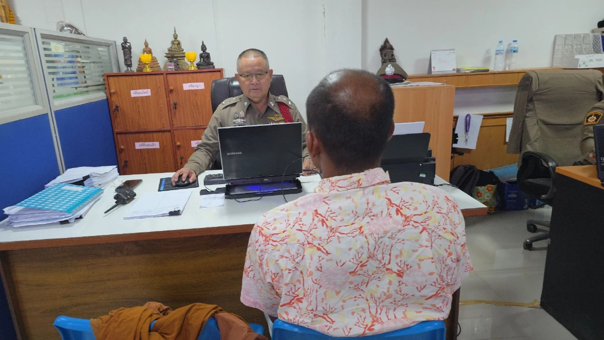 แฉพฤติกรรมพระแสบ เดินถือย่ามค้ายาบ้าคาถนน ตำรวจรวบทันควัน