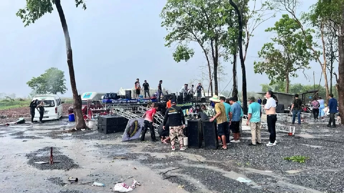ระทึก! พายุถล่มเวทีหมอลำภูกระดึง พังยับโชคดีไร้เจ็บ