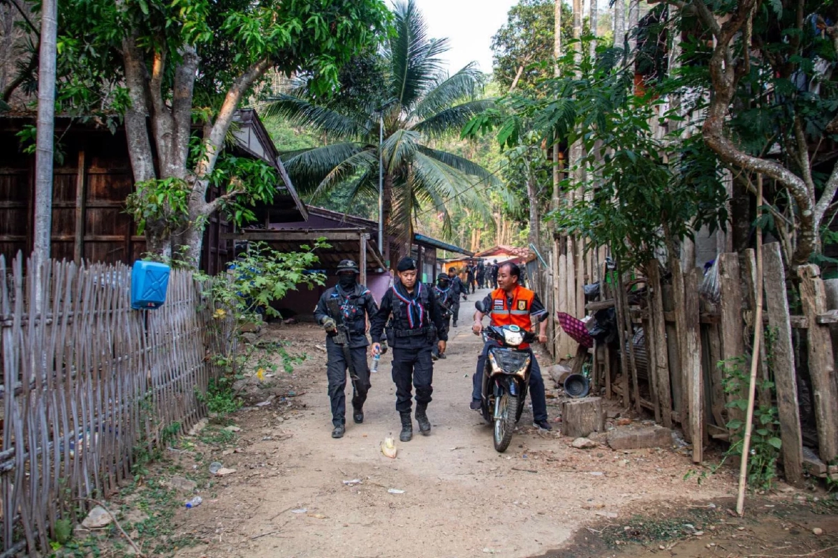 ผบ.ฉก.ทพ.36 ลงพื้นที่ระเบิดเมียนมา ตกชายแดนแม่ฮ่องสอน