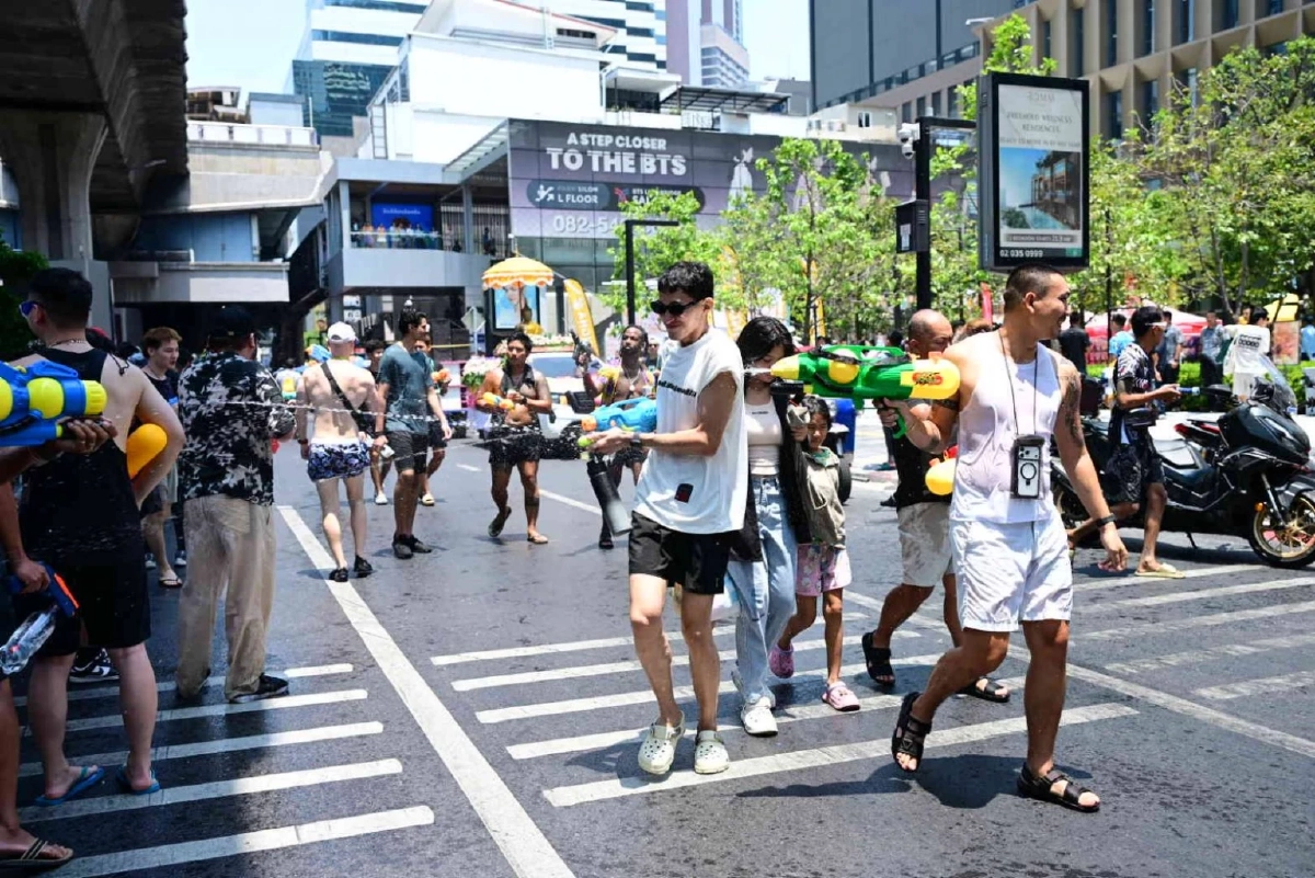 สีลมแตก! เริ่มแล้วสงกรานต์วันแรกคึกคัก นักท่องเที่ยวทะลัก