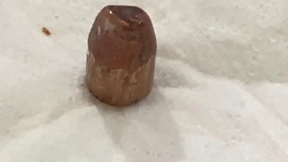 กระสุนปริศนาตกใส่เตียงนอนบ้านอดีตทางหลวงจันทบุรี หวิดโดนหลาน