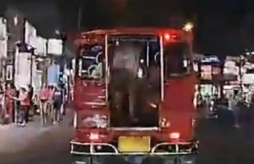 โซเชียลวิจารณ์ยับ นักท่องเที่ยวโชว์อนาจารบนตุ๊กตุ๊กภูเก็ต