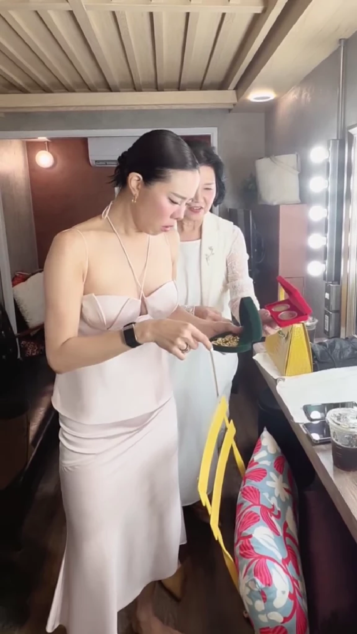 ฮาทั้งงาน! “คริส หอวัง” เปิดของรับไหว้สุดพิเศษจากคุณแม่