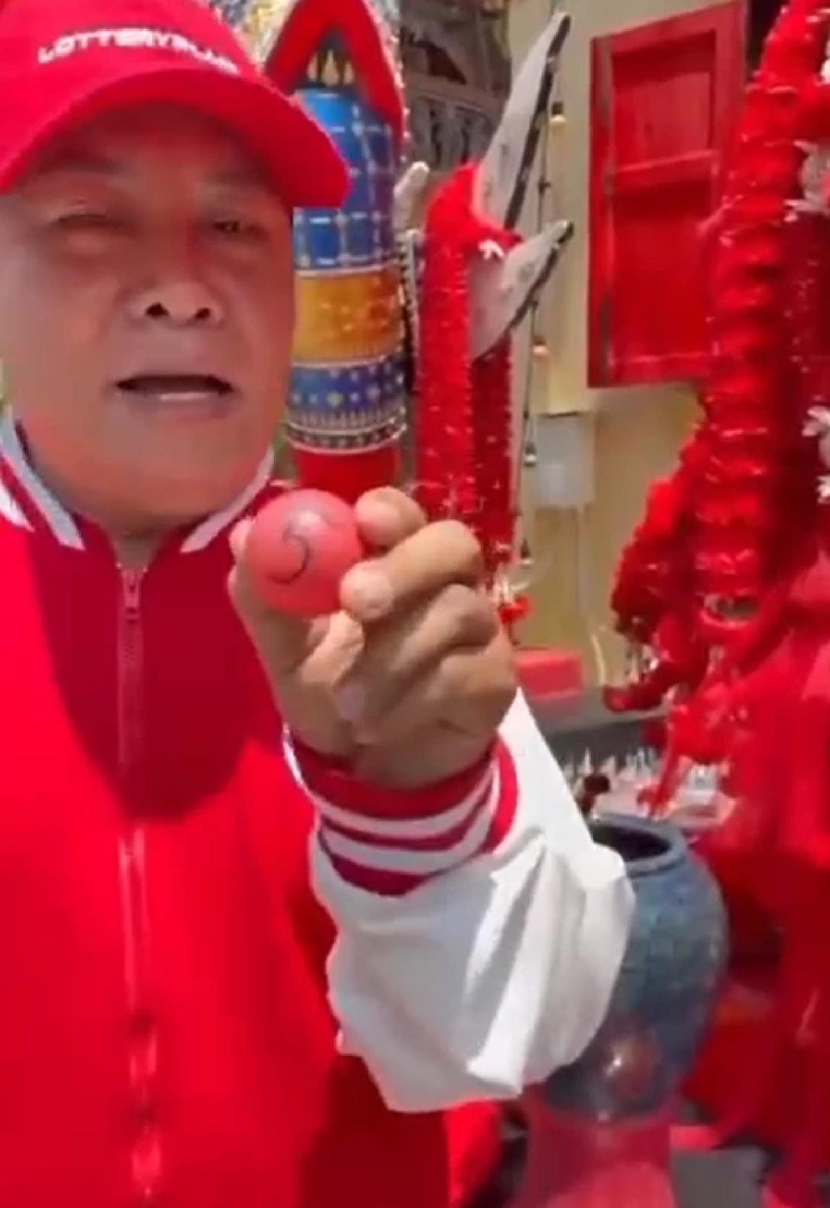 ลูกทุ่งดัง "มนต์สิทธิ์ คำสร้อย" โชว์จับลูกปิงปอง หยิบได้เลขสวย