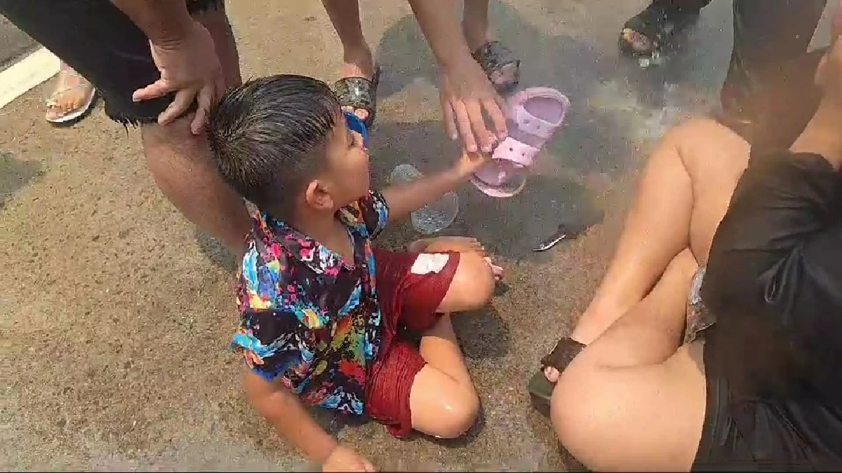 สู้ชีวิตแต่รองเท้าสู้กลับ! หนูน้อยเซ็งโดนรองเท้า "งับเท้า"