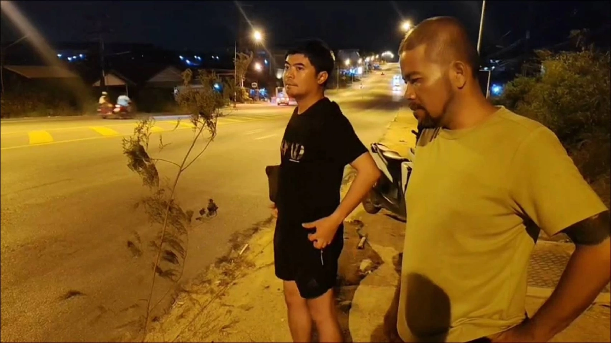 หนุ่มขี่มอเตอร์ไซค์ป้ายแดงตกหลุมริมทาง อัดเสาไฟบาดเจ็บ