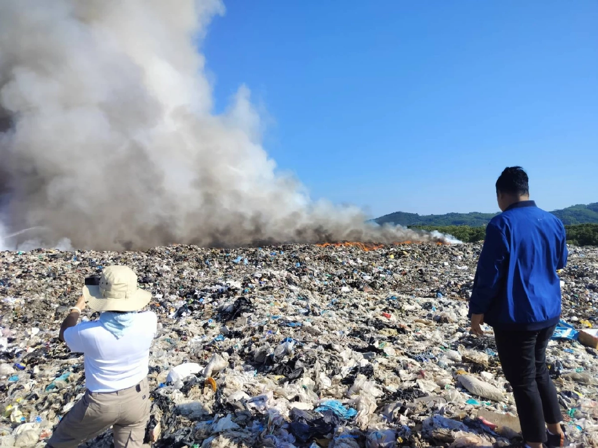ไฟไหม้บ่อขยะสะพานหินภูเก็ต คุมเพลิงได้แล้วแต่ควันยังพุ่ง