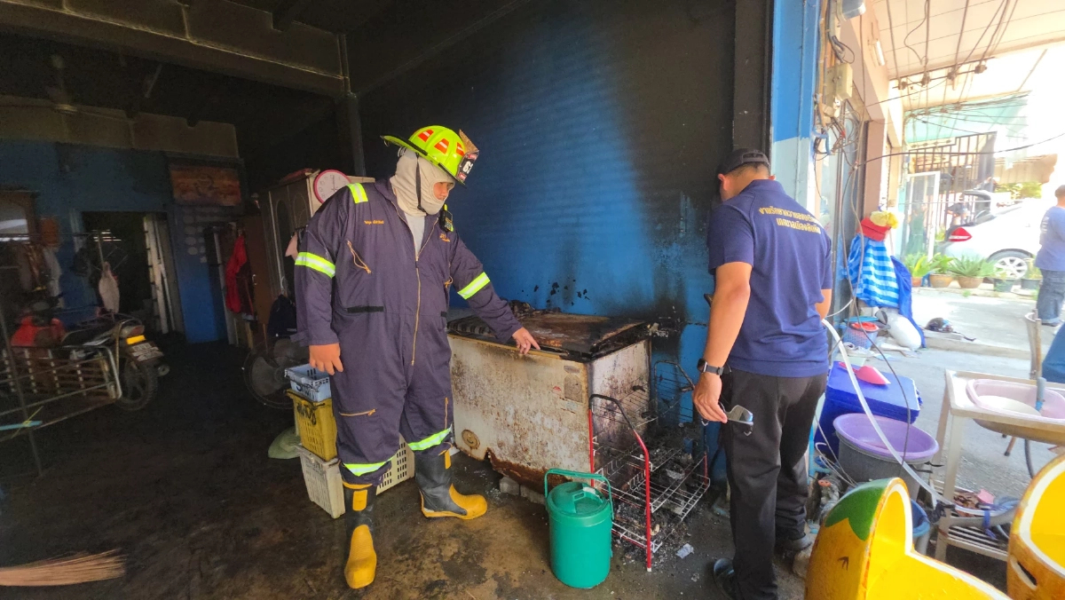 ไฟไหม้ตึกแถวสัตหีบ จนท.ลุยควันช่วย 2 สุนัขรอดหวุดหวิด
