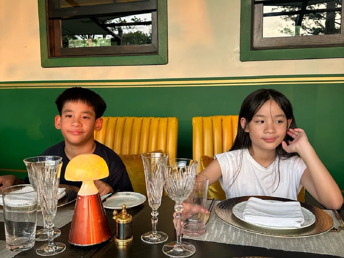 หมอโอ๊ค สมิทธิ์   ชวนลูกชาย ลุยเก็บผลผลิต โตไวหล่อเหมือนพ่อ