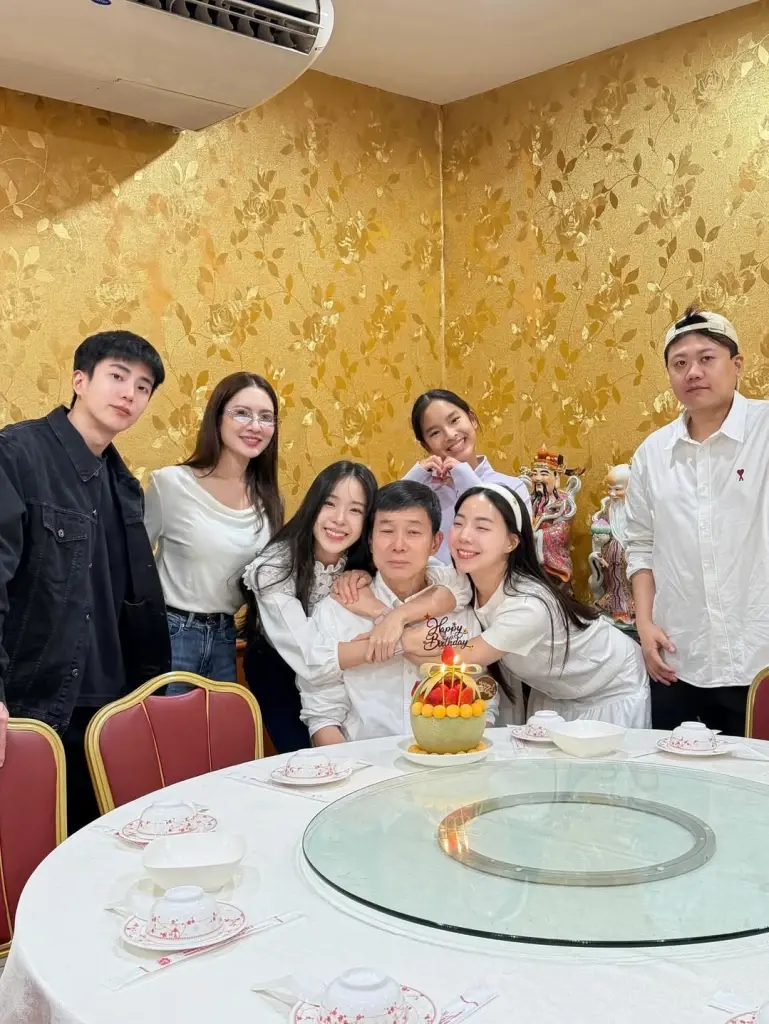 ครอบครัวนี้ละมุนมาก! แอฟ ทักษอร ร่วมอวยพรวันเกิดพ่อ นนกุล 
